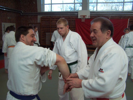 Klaus Hanelt erklärt die Technik an Frank Rex